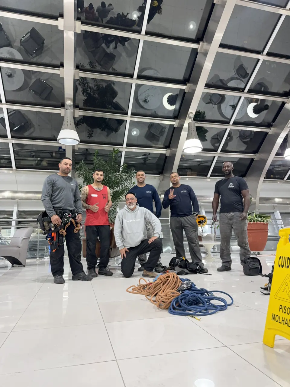 Equipe da Andrade Restauro reunida com cordas e equipamentos no Hospital Paulistano