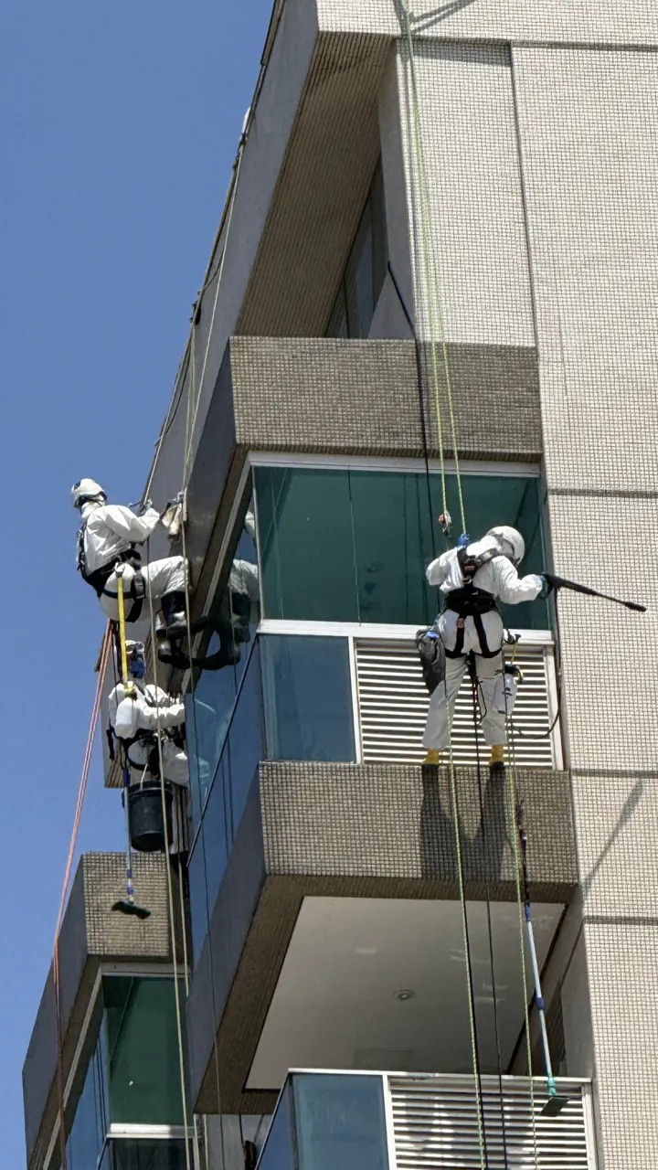 Técnicos em acesso por corda hidrojateando a fachada do InOffice Santana